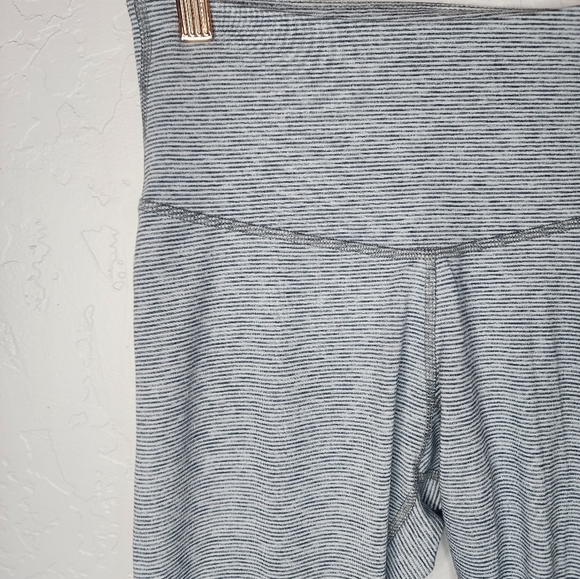 Old Navy Active Fitted Crop Striped Leggings Size Small - Picture 2 of 7